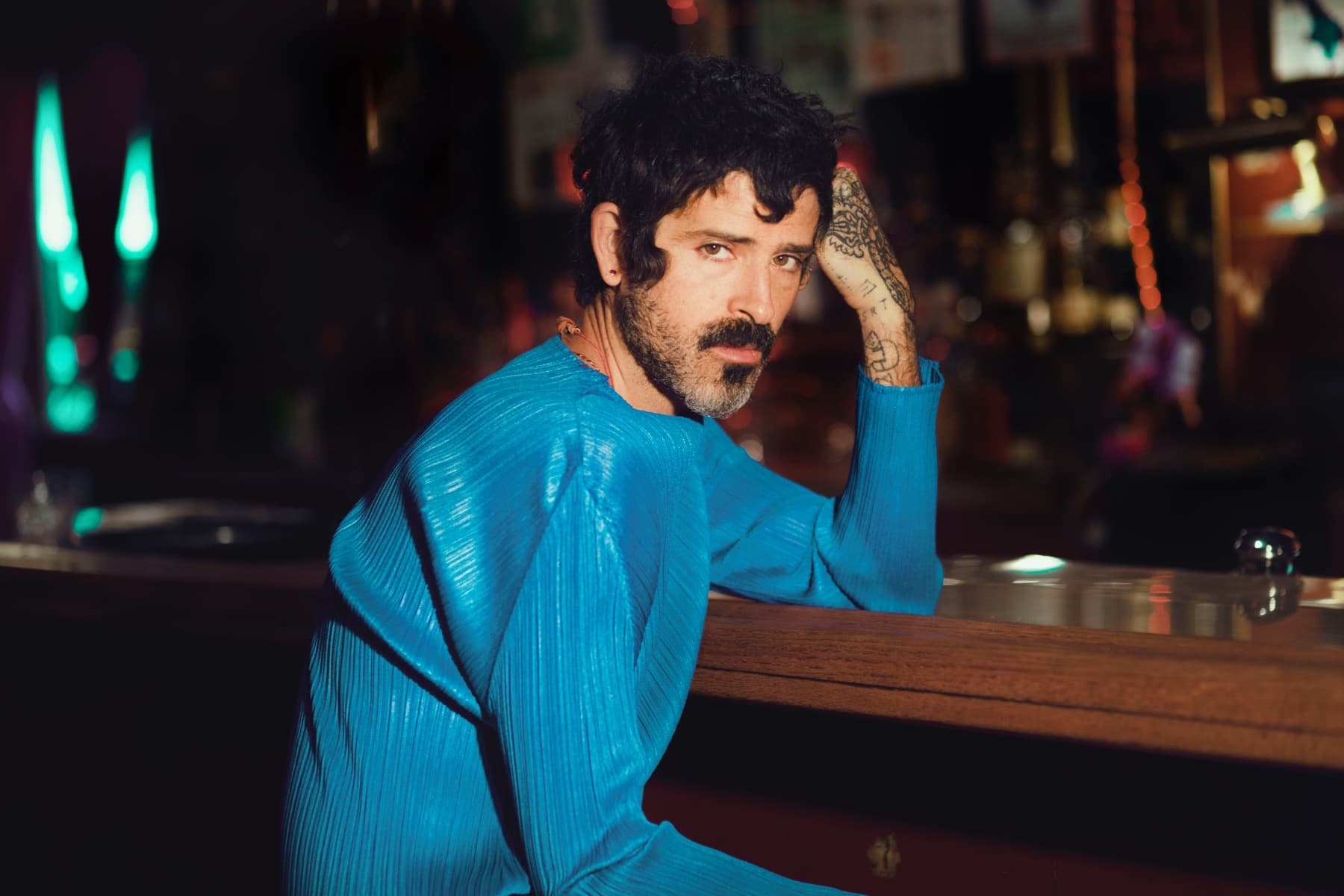 Volný jako paruka, která přesahuje tělo, hlavu a blíží se k oblakům. Devendra Banhart se vrátí do Prahy