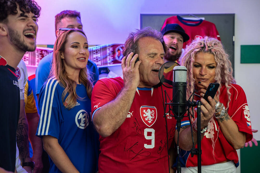 Fotbalové EURO bude mít českou hymnu. Přinášíme exkluzivně první fotky z natáčení.