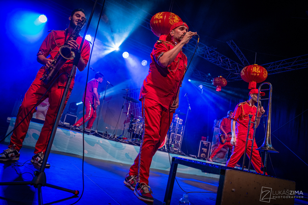 Fast Food Orchestra zaplnila pražskou Občanskou Plovárnu nejen skvělou náladou