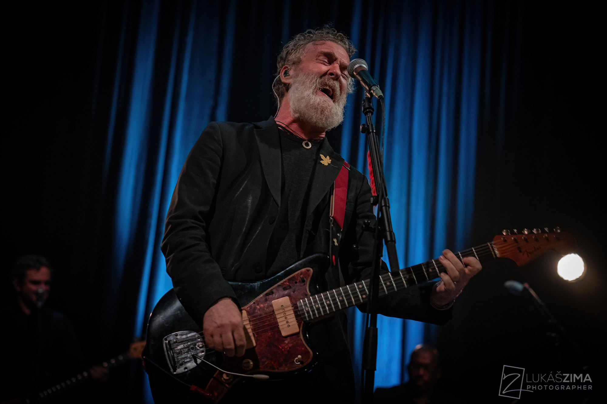 Glen Hansard zaplnil něhou i drsností pražskou Lucernu.