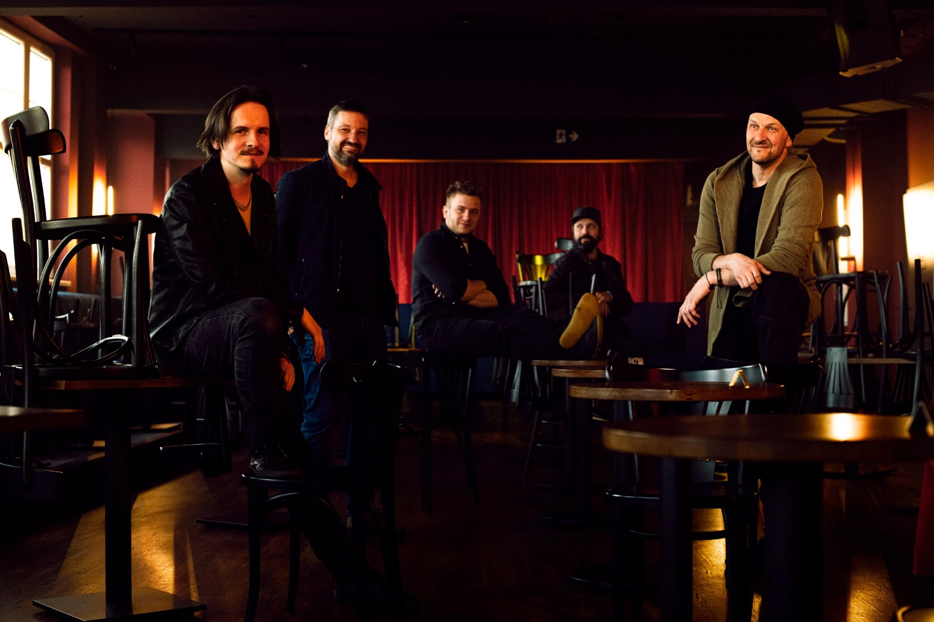 Kapela Nedivoč láká na novou desku singlem s názvem Svět