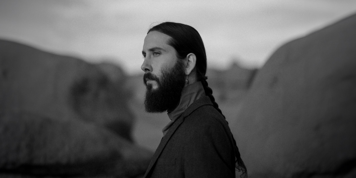 Avi Kaplan, někdejší hlas Pentatonix, přiveze hudbu, která posílí na duši