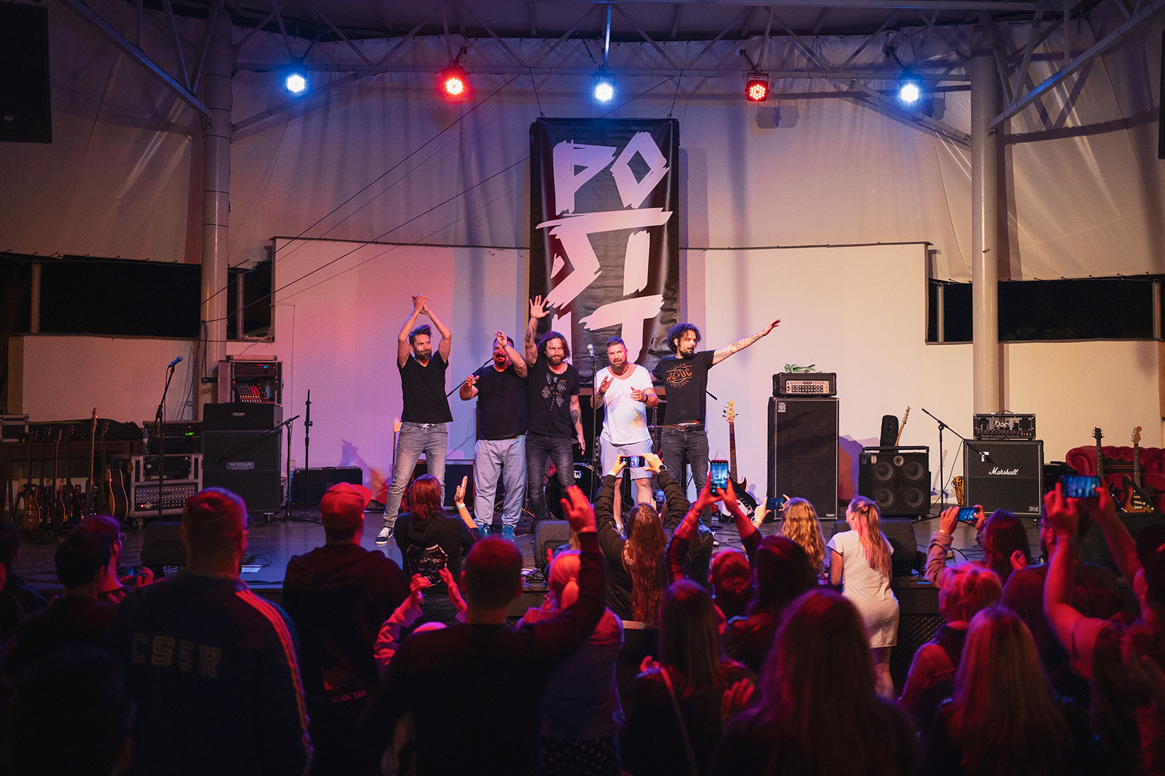 Vánoční mejdan POST-IT provoní purpurou Bára Zemanová