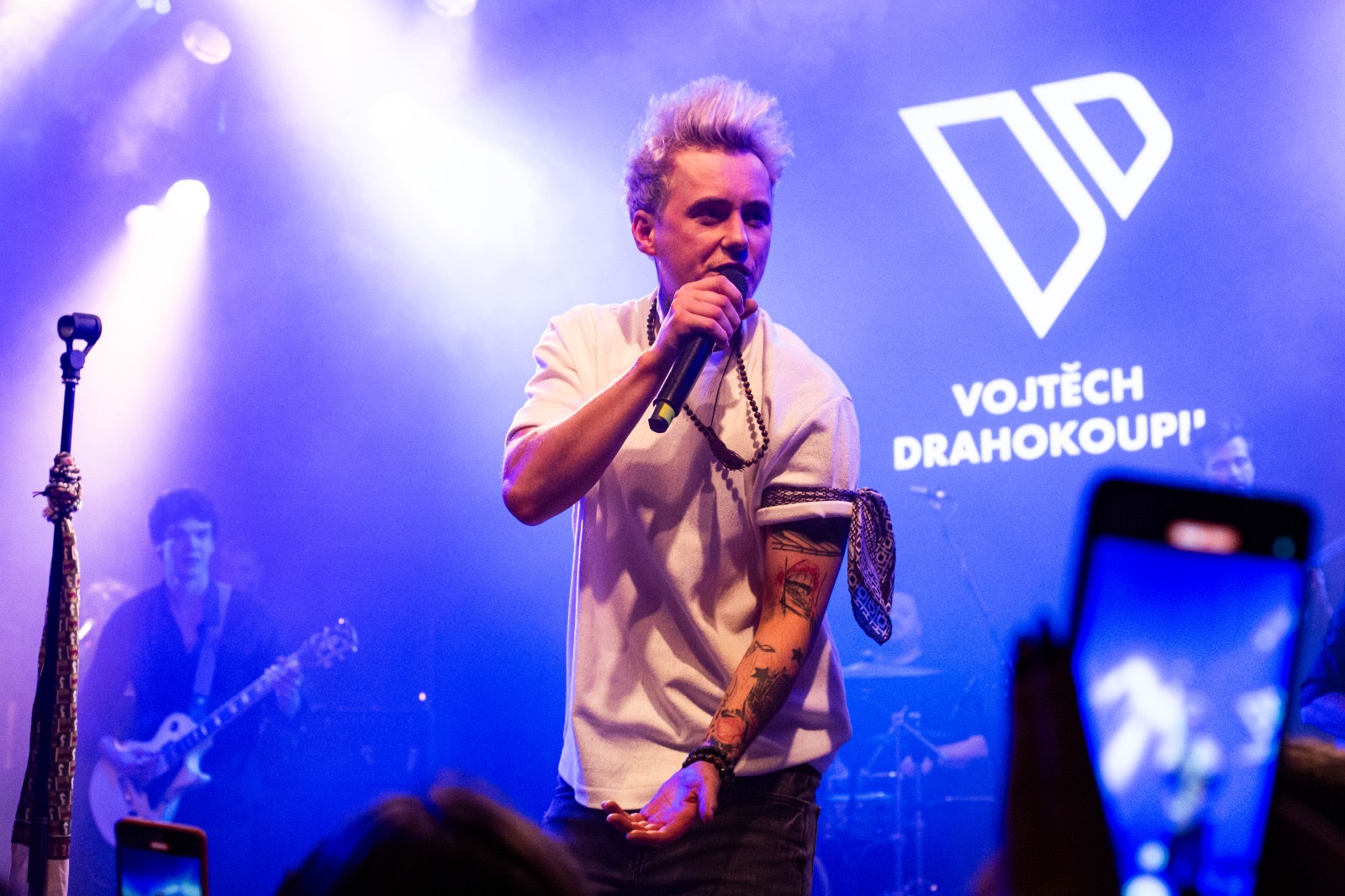 Vojtěch Drahokoupil se vrací ke svým hudebním kořenům ve velkém stylu a vydává nový singl, který je jeho osobní zpovědí